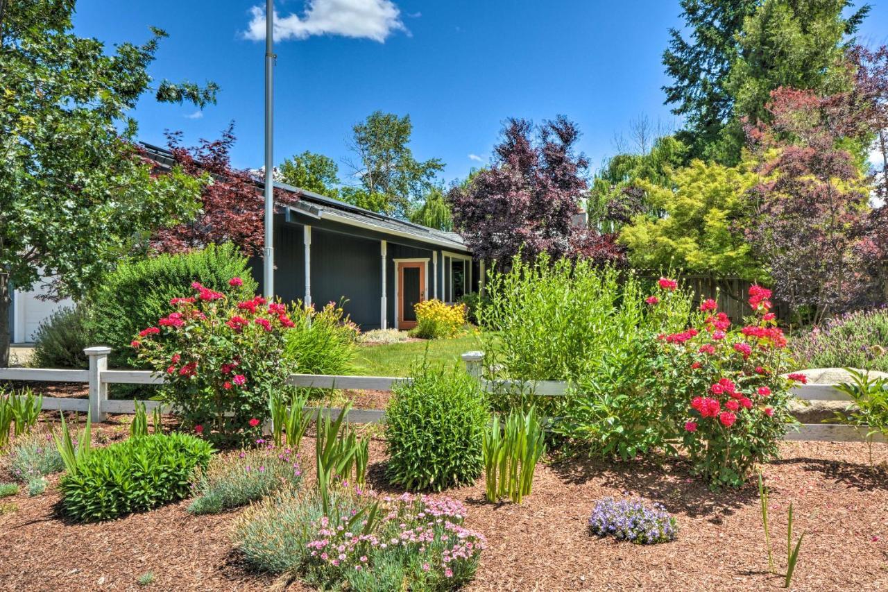 Central Medford Family Retreat With Large Yard! Exterior foto