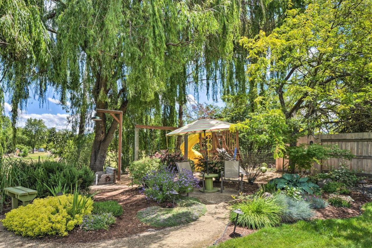 Central Medford Family Retreat With Large Yard! Exterior foto
