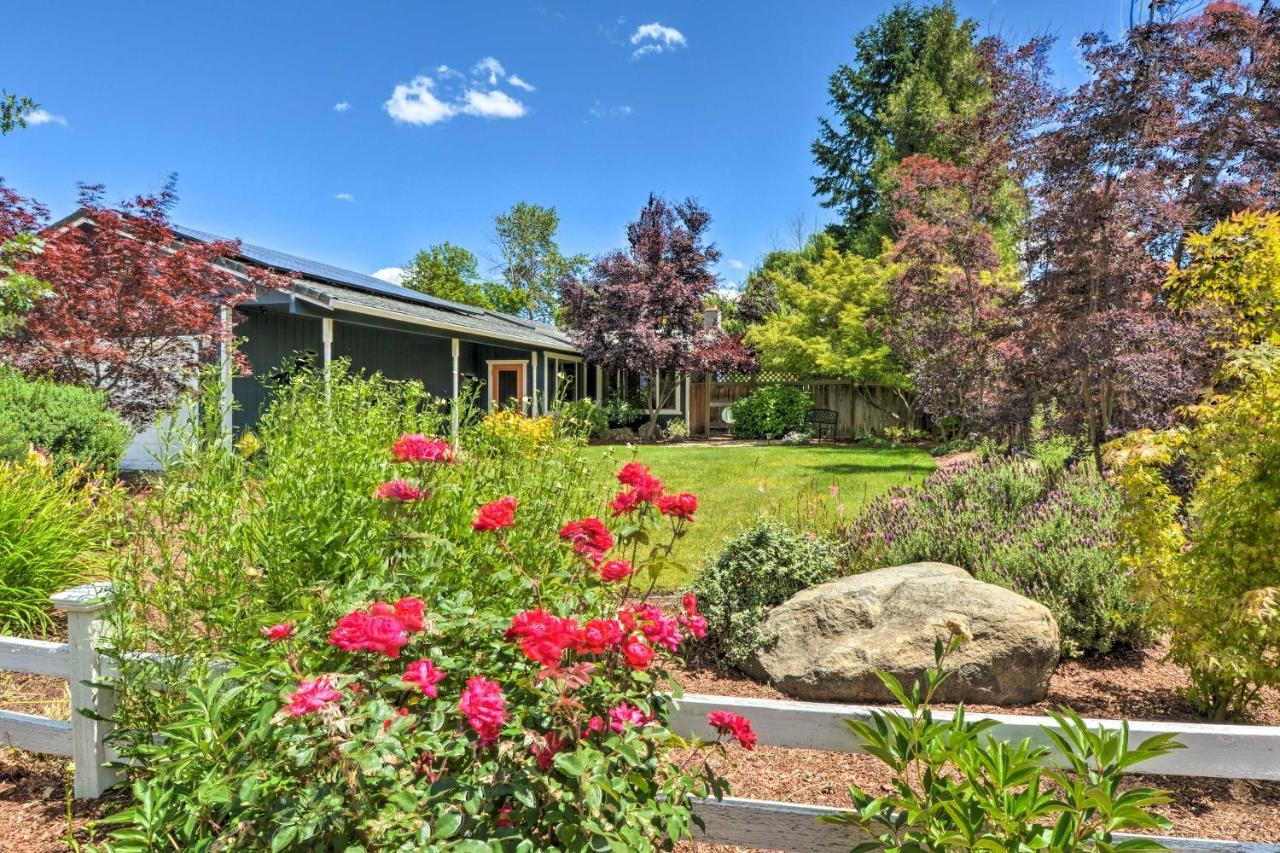Central Medford Family Retreat With Large Yard! Exterior foto