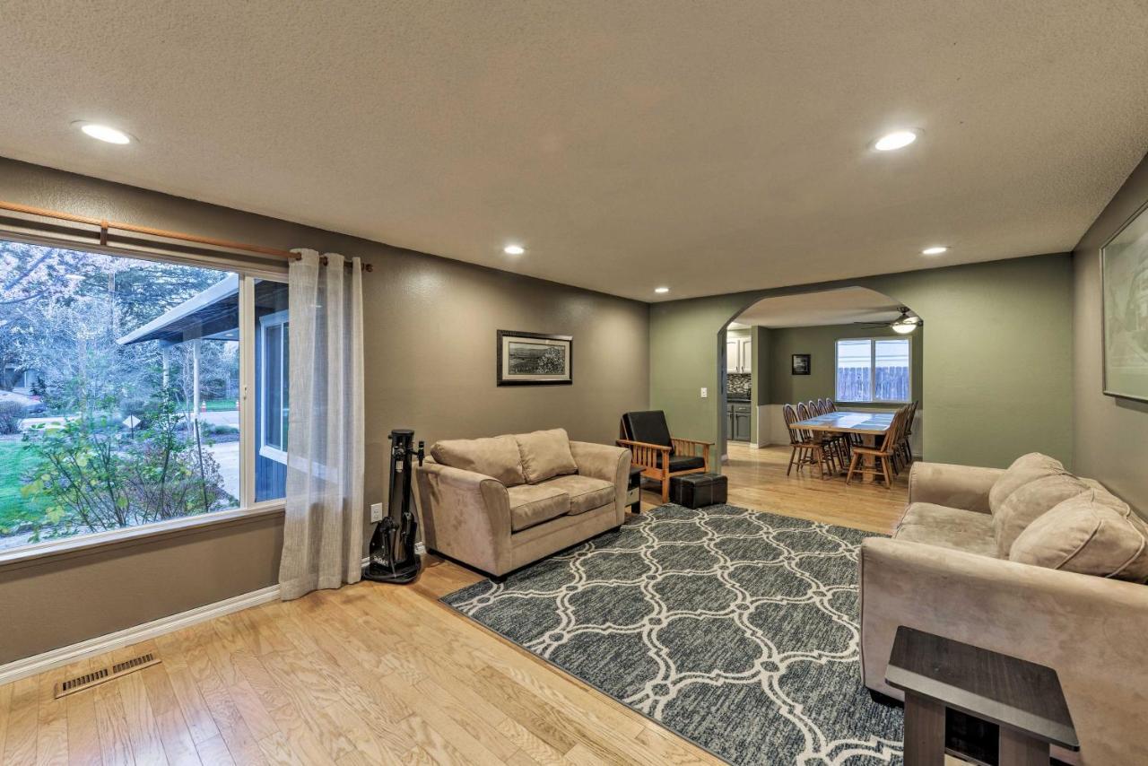 Central Medford Family Retreat With Large Yard! Exterior foto